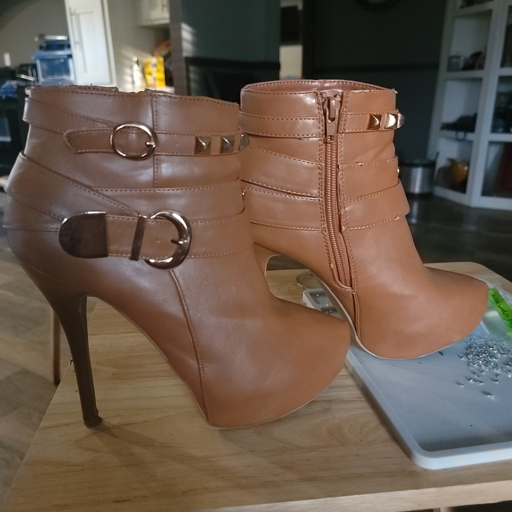 Stylish Boots - Picture 6 of 7
